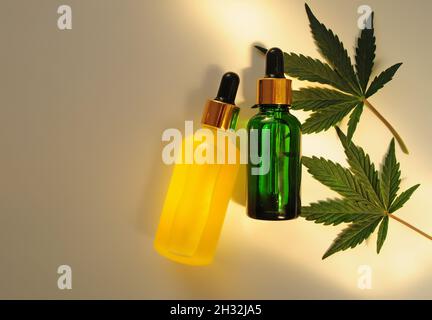 Cannabisblätter, cbd-Öl. Marihuana-Extrakt in der Kosmetologie. Flach liegend, heller Hintergrund. Entspannung zu Hause, Spa-Erholung, Zeitvertreib-Therapie. Stockfoto