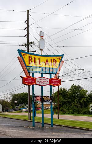 Bel-Air Bowl, ein großes Retro-Schild für eine Bowlingbahn, gekrönt mit einer riesigen Bowlingbahn in Belleville, Illinois. Stockfoto