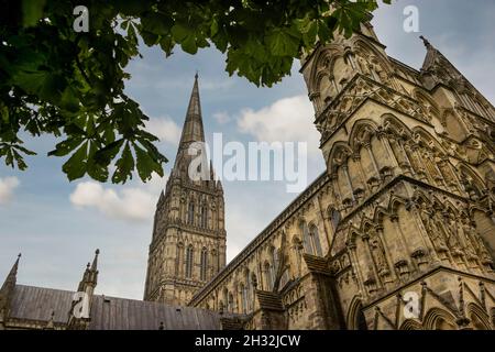 Die Kathedrale von Salisbury, die früher als Cathedral Church of the Blessed Virgin Mary bekannt war, hat den höchsten Kirchturm im Vereinigten Königreich Stockfoto