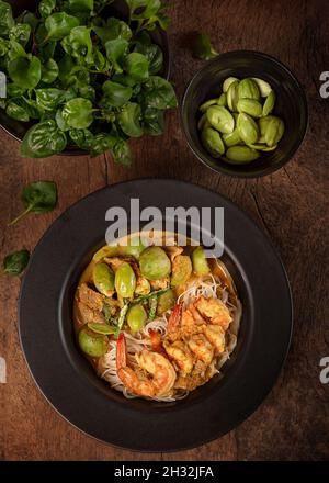 Gebratene, gedrehte Cluster-Bohnen mit Garnelen/Butterbeinen, thailändische Gerichte mit würzigen Noten Stockfoto