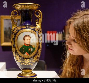 Bonhams, London, Großbritannien. 25. Oktober 2021. Zu den persönlichen Gegenständen und Artefakten aus der napoleonischen Zeit gehören Gemälde, Manuskripte, Bicorne-Hut, china und Medaillen. Bild: Eine Sèvres blaue Vase 'Karaffe Étrusque' mit dem Porträt Napoleons I., datiert 1852. £ 30,000 - 40,000. Quelle: Malcolm Park/Alamy Live News Stockfoto
