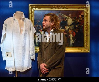 Bonhams, London, Großbritannien. 25. Oktober 2021. Zu den persönlichen Gegenständen und Artefakten aus der napoleonischen Zeit gehören Gemälde, Manuskripte, Bicorne-Hut, china und Medaillen. Bild: Ein Hemd, das vermutlich von Napoleon auf St. Helena um 1820 getragen wurde. £ 60,000 - 80,000. Quelle: Malcolm Park/Alamy Live News Stockfoto
