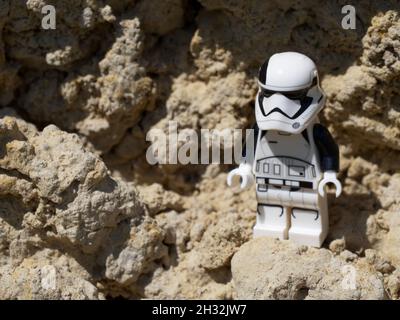 Tschernihiw, Ukraine, 13. Juli 2021. Eine Minifigur eines imperialen Sturmtruppen aus Star Wars vor einem Hintergrund sandigen Terrains. Illustrative editori Stockfoto