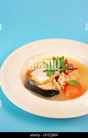 Nahaufnahme einer würzigen thailändischen Meeresfrüchte-Suppe Stockfoto