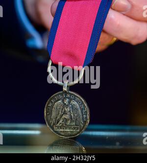 Bonhams, London, Großbritannien. 25. Oktober 2021. Persönliche Gegenstände und Artefakte aus der napoleonischen Zeit. Bild: Die Waterloo-Medaille an Sergeant Isaac Bond vom 52. Fußregiment. Schätzung: £2,000-3,000. Der Sergeant Isaac Bond, der am 16. Oktober 1799 in die Liste aufgenommen wurde, ist bekannt, dass er bei der Belagerung von Badajoz vom 16. März bis zum 6. April 1812 als Corporal bei John Ewarts Company tätig war. Er wird auf der Waterloo-Medaillenrolle bei Captain George Young's Company bestätigt. Am 25. Februar 1819 wurde er entlassen. Er starb am 4. August 1841 in Tidenham, Gloucestershire, im Alter von 70 Jahren. Kredit Stockfoto