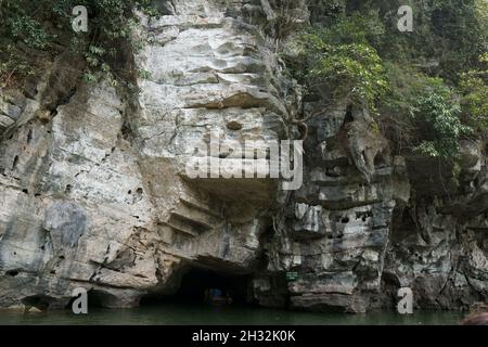 Direkt vor dem Betreten einer Kalksteinhöhle bei einer Ruderbootfahrt in trang an, Ninh Binh Stockfoto