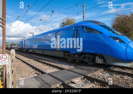 Retford, Nottinghamshire, England, Großbritannien. Oktober 2021. Der neue East Coast Mainline-Zugbetreiber Lumo, der zur FirstGroup mit Sitz in Aberdeen gehört, nimmt heute seinen Zugdienst auf, der zwei tägliche hin- und Rückverbindungen zwischen London King's Cross und Edinburgh Waverley anbietet. Der neue Betreiber, der den Azuma-Elektrozug nutzt und in einer sehr markanten blauen Farbe lackiert ist, hofft, mit seinen günstigen Tarifen Fluggäste zwischen den Hauptstädten anzulocken. Kredit: Alan Keith Beastall/Alamy Live Nachrichten Stockfoto