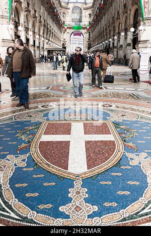 Mailand, Italien; 23. März 2011: Mosaik des Mailänder Wappens auf dem Boden der Galerie Vittorio Emanuele II. Stockfoto