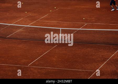 Männlicher Tennisspieler in der Ecke des Tennisplatzes Stockfoto