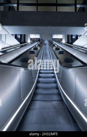 Innenansicht der U-Bahn-Station Nine Elms der Londoner U-Bahn-Linie Northern Line, Großbritannien Stockfoto