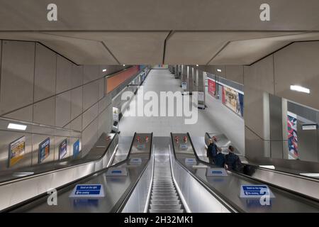 Rolltreppe im Inneren der U-Bahn-/U-Bahn-Station Battersea Power Station an der Northern Line der Londoner U-Bahn, Großbritannien Stockfoto