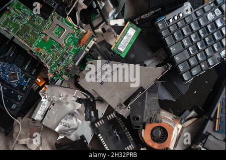 24.10.2021, Singapur, Republik Singapur, Asien - Elektroschrott (E-Abfall) Haufen von weggeworfenen Laptop-Computer-Komponenten mit Leiterplatte. Stockfoto