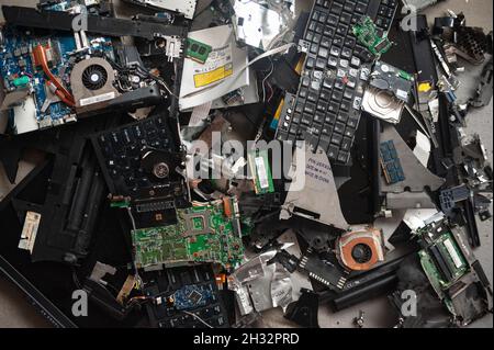 24.10.2021, Singapur, Republik Singapur, Asien - Elektroschrott (E-Abfall) Haufen von weggeworfenen Laptop-Computer-Komponenten mit Leiterplatte. Stockfoto