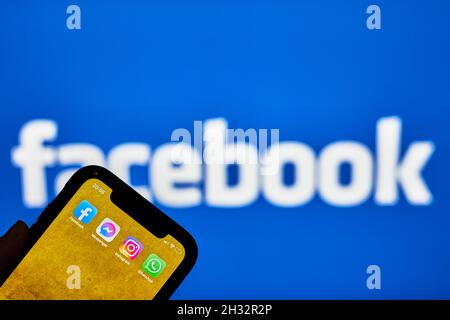 Taschkent, Usbekistan - 22. Oktober, 2021: Hand hält Handy mit Facebook-Unternehmensanwendungen auf Handy-Display und Facebook-Logo Stockfoto