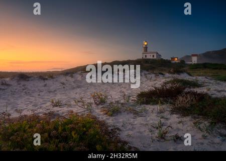 Leuchtturm auf einem Hügel in einem Dünenküstengebiet Stockfoto