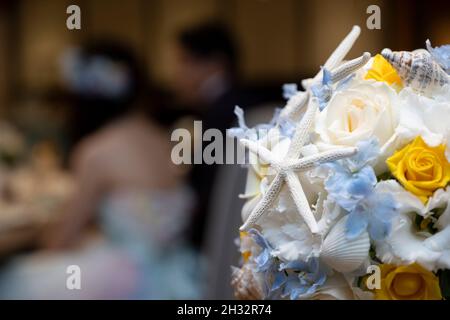 Ein Bouquet von Seesternen und Muscheln mit einem Meeresmotiv Stockfoto