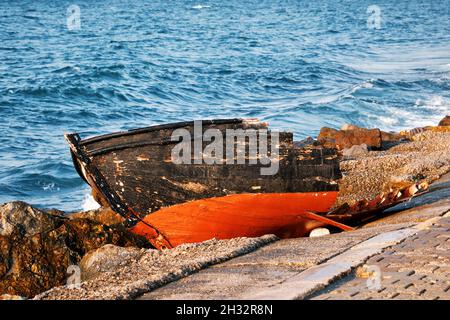 Altes kaputtes Fischerboot aus Holz am Meer. Stockfoto