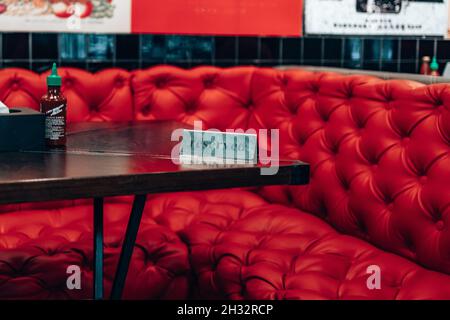 Reservierte Platte auf einem Tisch in einem restaurant Stockfoto