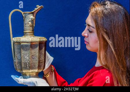 London, Großbritannien. Oktober 2021. Silber und Kupfer Inlaid Brass Ewer, est £300,000-500,000 - Preview of the Art of the Islamic and Indian Worlds Sale, which takes place on 28 October, at Christies King Street, London. Kredit: Guy Bell/Alamy Live Nachrichten Stockfoto