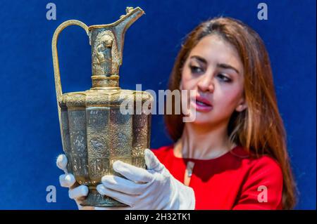 London, Großbritannien. Oktober 2021. Silber und Kupfer Inlaid Brass Ewer, est £300,000-500,000 - Preview of the Art of the Islamic and Indian Worlds Sale, which takes place on 28 October, at Christies King Street, London. Kredit: Guy Bell/Alamy Live Nachrichten Stockfoto