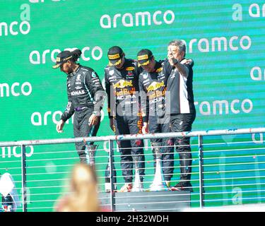 Austin, USA. Okt. 2021. Podium-Präsentation nach dem Rennen beim Formel Aramco Grand Prix der Vereinigten Staaten 2021 auf dem Circuit of the Americas in Austin TX am 24. Oktober 2021 (Foto: Dave Clements/Sipa USA) Quelle: SIPA USA/Alamy Live News Stockfoto