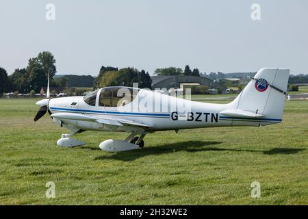 G-BZTN ein intelligentes Europa XS Kit-Flugzeug, das am Cotswold Airport in der Nähe von Kemble in Gloucestershire, Großbritannien, geparkt wurde Stockfoto