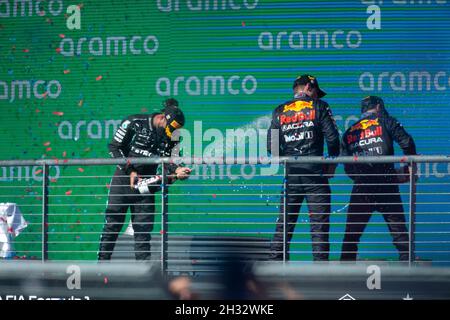 Austin, USA. Okt. 2021. Podium-Präsentation nach dem Rennen beim Formel Aramco Grand Prix der Vereinigten Staaten 2021 auf dem Circuit of the Americas in Austin TX am 24. Oktober 2021 (Foto: Dave Clements/Sipa USA) Quelle: SIPA USA/Alamy Live News Stockfoto