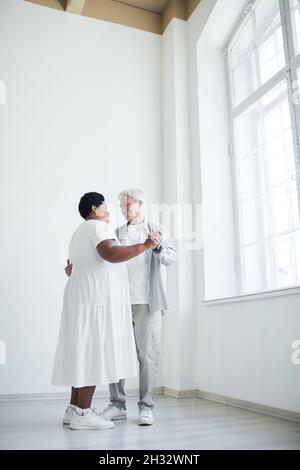 Afrikanische ältere Frau tanzt mit einem älteren Mann im Tanzstudio Stockfoto