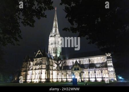 Salisbury Cathedral bei Nacht, beleuchtet, eine mittelalterliche gotische Kathedrale aus dem 13. Jahrhundert mit Turm, Salisbury, Wiltshire UK Stockfoto