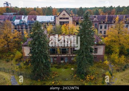 Beelitz, Deutschland. Oktober 2021. Das Operationsgebäude auf dem Gelände der ehemaligen Lungenheilanstalten in Beelitz-Heilstätten. Der 320 Meter lange Baumwipfel-Spaziergang befindet sich auf dem Gelände. Von der Stahl- und Holzkonstruktion über den Baumkronen aus können Besucher die denkmalgeschützten Gebäude und den Park besichtigen. Quelle: Monika Skolimowska/dpa-Zentralbild/dpa/Alamy Live News Stockfoto