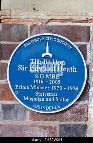 Die blaue Plakette oder das blaue Schild auf dem Arundells-Haus, Cathedral Close, Salisbury, Großbritannien, der Residenz des ehemaligen Premierministers Edward Heath Stockfoto