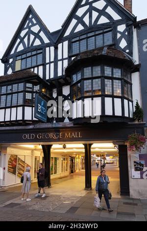 Old George Mall, der Eingang zu einem Einkaufszentrum oder Einkaufszentrum mit Geschäften und Restaurants, Salisbury Stadtzentrum, Salisbury Wiltshire UK Stockfoto