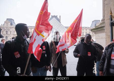 Paris, Frankreich, 25. Oktober 2021. Besetzung durch undokumentierte Arbeiter der Museumsbrauerei des Louvre, Le Marly, in Paris, Frankreich am 25. Oktober 2021. Fast 200 undokumentierte Mitarbeiter in den Sektoren Lieferung, Gastronomie, Bau oder sogar Müllabfuhr, unterstützt von der CGT, streiken, um gegen ihre Arbeitsbedingungen, meist degradiert, Verträge prekär und die vielfältigen Diskriminierungen, unter denen sie leiden, zu kämpfen. Foto von Pierrick Villette/Avenir Pictures/ABACAPRESS.COM Stockfoto