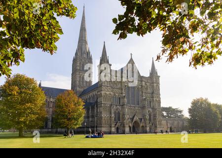 Autumn UK; Salisbury Cathedral UK; im Herbst vom Grün aus gesehen, Cathedral Close, Salisbury, Wiltshire UK Stockfoto