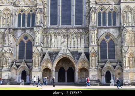 Salisbury Cathedral Westtüren außen und Statuen/Schnitzereien, einige davon mittelalterlich, aus dem 14th. Jahrhundert, Salisbury Wiltshire UK Stockfoto