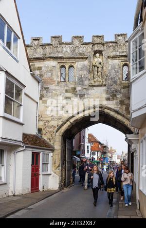 Die mittelalterliche Stadt Salisbury UK; das 13th-Jahrhundert-Tor auf der High Street führt zur Cathedral Close, Salisbury City Centre, Salisbury Wiltshire UK Stockfoto