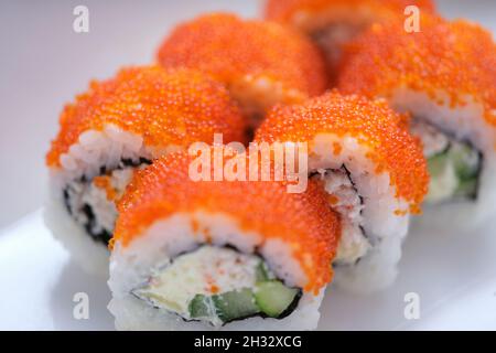 Helles, leckeres Sushi mit Kaviar auf weißer Oberfläche Stockfoto
