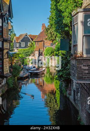 Ikonische Canterbury-Kanalszene mit Booten zum Stecheln und Tudor-Architektur Stockfoto