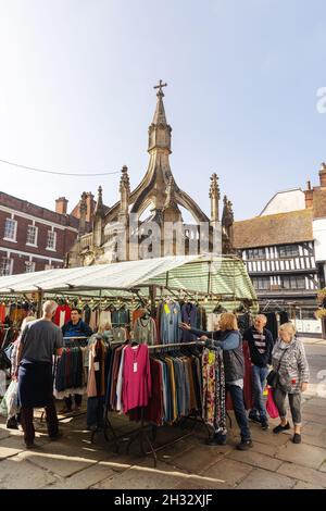 Salisbury Market Cross; Menschen einkaufen an einem Marktstand neben dem Market Cross oder Poultry Cross, erbaut im 14th. Jahrhundert, Salisbury Wiltshire UK Stockfoto