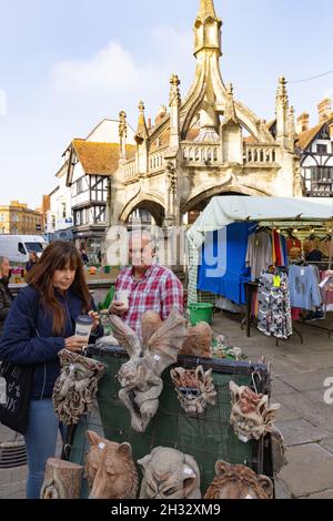 Salisbury Market Cross; Menschen einkaufen an einem Marktstand neben dem Market Cross oder Poultry Cross, erbaut im 14th. Jahrhundert, Salisbury Wiltshire UK Stockfoto
