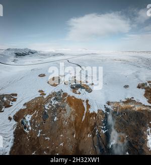 Luftaufnahme der Drohne von Hverir im Winter mit Schnee. Isländisches Hverarond ist ein geothermisches Gebiet in Myvatn, Island. Hverir ist ein berühmtes Touristenziel Stockfoto