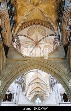 Decke der Salisbury Cathedral; im Inneren der Salisbury Cathedral, einer mittelalterlichen Kathedrale aus dem 13th. Jahrhundert, Salisbury Wiltshire UK Stockfoto