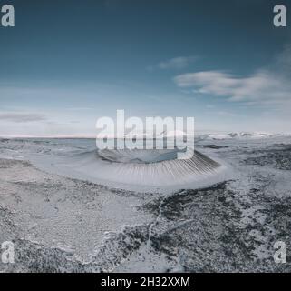 Luftdrogenpanorama des Hverfjall oder Hverfell - erloschener Vulkan im Norden Islands östlich des Lake M vatn. Wunderschöner Krater Stockfoto