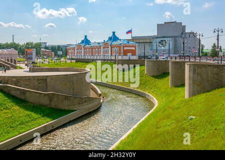 Tomsk, Russland-14. Juli 2021: Blick von der Steinbrücke auf den Uschajka-Fluss und den Lenin-Platz, Tomsk, Russland Stockfoto