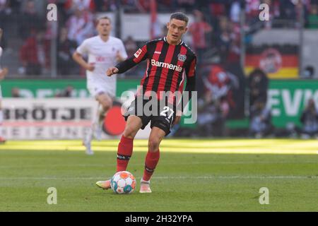 Köln, Deutschland. Okt. 2021. Köln, Deutschland, 24.10.2021, Bundesliga, Spieltag 9, 1. FC Köln - Bayer 04 Leverkusen, Florian Wirtz (B04) steuert den Ball. Quelle: Jürgen Schwarz/Alamy Live News Stockfoto