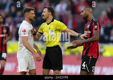 Köln, Deutschland. Okt. 2021. Köln, Deutschland, 24.10.2021, Bundesliga, Spieltag 9, 1. FC Köln - Bayer 04 Leverkusen, Rafael Czichos (Köln), Schiedsrichter Felix Zwayer, Jonathan Tah (B04) treten an. Quelle: Jürgen Schwarz/Alamy Live News Stockfoto