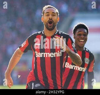 Köln, Deutschland. Okt. 2021. Köln, Deutschland, 24.10.2021, Bundesliga, Spieltag 9, 1. FC Köln - Bayer 04 Leverkusen, Karim Bellarabi (B04), Jeremie Frimpong (B04) feiern. Quelle: Jürgen Schwarz/Alamy Live News Stockfoto