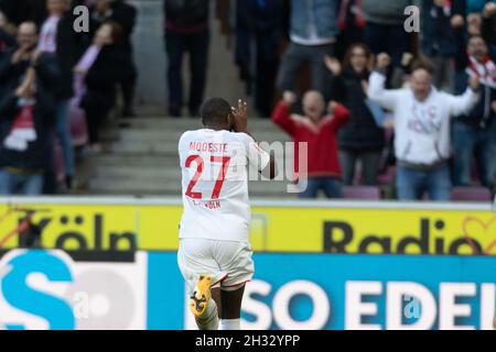 Köln, Deutschland. Okt. 2021. Köln, Deutschland, 24.10.2021, Bundesliga, Spieltag 9, 1. FC Köln - Bayer 04 Leverkusen, Anthony Modeste (Köln) feiert nach dem Tor. Quelle: Jürgen Schwarz/Alamy Live News Stockfoto