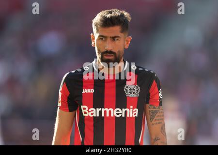 Köln, Deutschland. Okt. 2021. Köln, Deutschland, 24.10.2021, Bundesliga, Spieltag 9, 1. FC Köln - Bayer 04 Leverkusen, Kerem Demirbay (B04) schaut auf. Quelle: Jürgen Schwarz/Alamy Live News Stockfoto