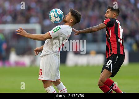 Köln, Deutschland. Okt. 2021. Köln, Deutschland, 24.10.2021, Bundesliga, Spieltag 9, 1. FC Köln - Bayer 04 Leverkusen, Salih Oezcan (Köln), Kerem Demirbay (B04) Kampf um den Ball. Quelle: Jürgen Schwarz/Alamy Live News Stockfoto